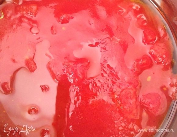 Добавить консервированные томаты в собственном соку и довести до кипения. Приправить солью и перцем и варить на слабом огне 5-7 минут. При помощи погружного блендера суп пюрировать. Если получается слишком густо, добавить немного томатного сока.