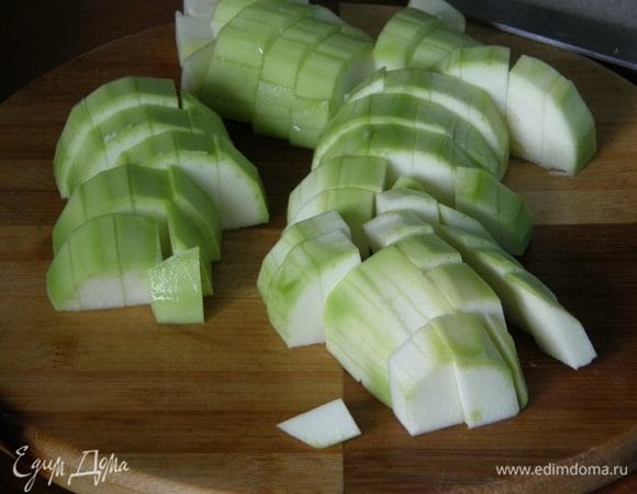 Кабачки помыть, нарезать на небольшие кубики и заблендерить погружным блендером в пюре. Добавить яйца, разрыхлитель, муку и крахмал. Все перемешать. 