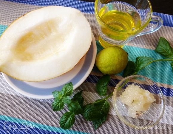 Подготовим продукты для напитка. Нужны дыня, мед, лайм, мята и вода. Дыня и вода должны быть охлаждены в холодильнике. 