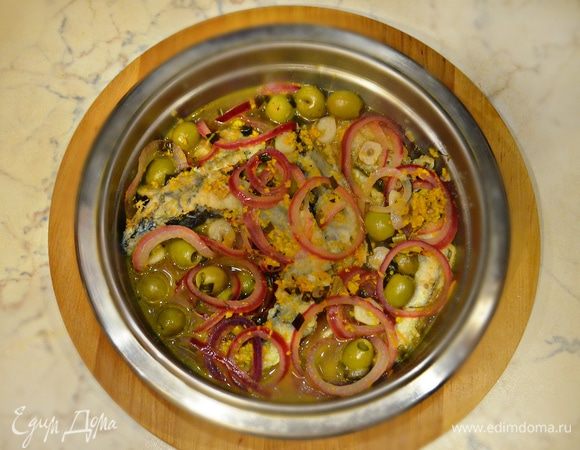 Залейте рыбу кипящим маринадом, накройте крышкой, остудите и поместите на ночь в холодильник.