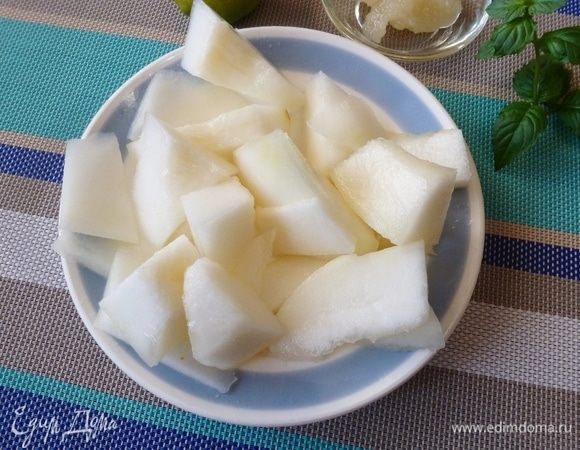 Дыню почистим от шкурки и семян.