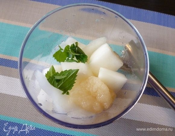 В блендере смешаем кусочки дыни, листики мяты, мед и сок лайма. Пробьем до пюреобразного состояния. Чтобы не было густо, разведем напиток водой до нужной густоты.