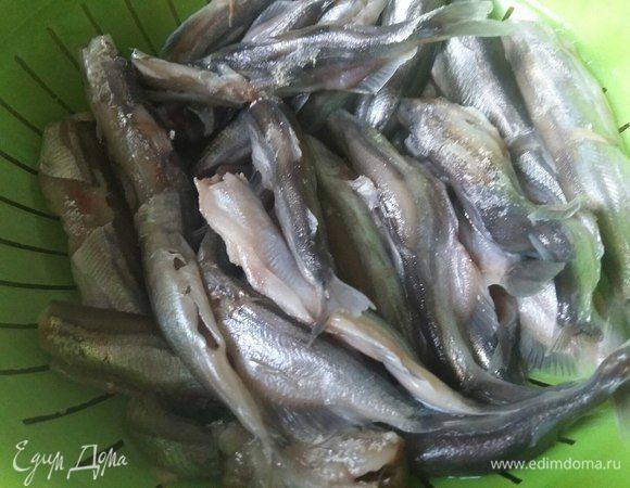 Взять мойву, почистить от головы, внутренностей, промыть под струей воды. Можно не чистить, но я почему-то привыкла чистить любую рыбу — будь она мала или велика. Обсушить на бумажном полотенце.