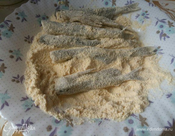 Обвалять в панировке подготовленную рыбку.