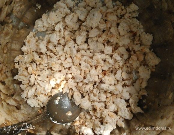 Готовим фарш: проворачиваем куриное филе и лук через мясорубку, добавляем по вкусу соль и перец. 
Выкладываем его на горячую сковороду и обжариваем до готовности. 