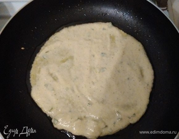 На большой сковороде из кабачкового теста выпекаем блин с одной стороны. 