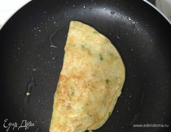 И закрываем его сверху второй половиной блина. 
Обжариваем равномерно с двух сторон и можно подавать к столу. 