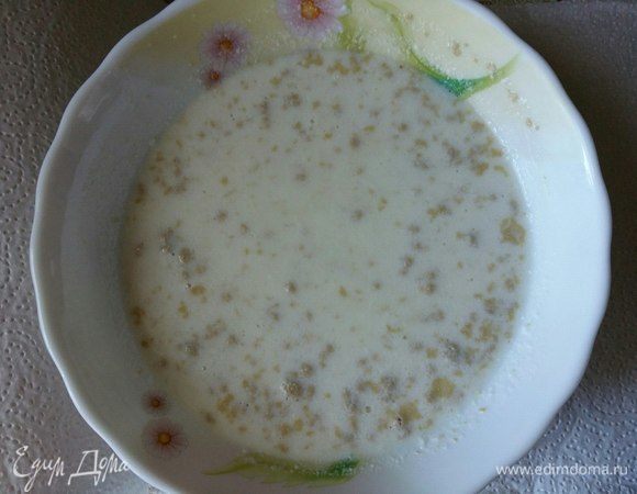 Подогреть молоко, добавить дрожжи, сахар, размешать и оставить на минут 10.