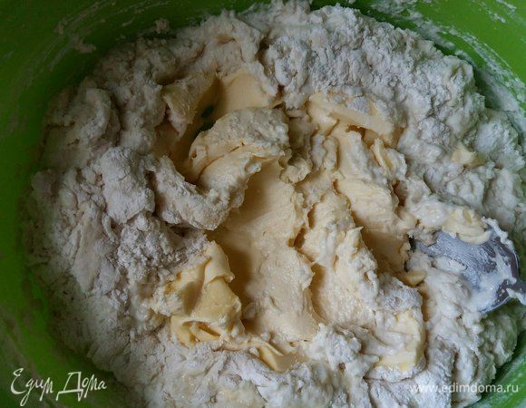 Затем добавить к смеси молоко и дрожжей, половину нормы муки (просеянной), соль и перемешать. Добавить размягченное сливочное масло, перемешать.