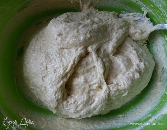 Всыпать оставшуюся часть муки и вымесить мягкое, приятное на ощупь тесто. Муку контролируйте, чтобы не забить тесто. 