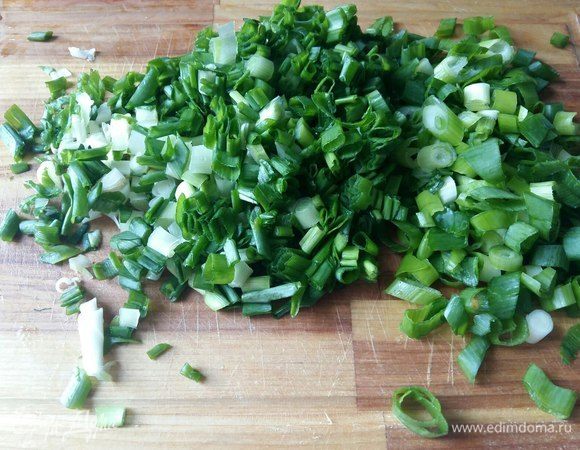 Зеленый лук помыть, порезать. 