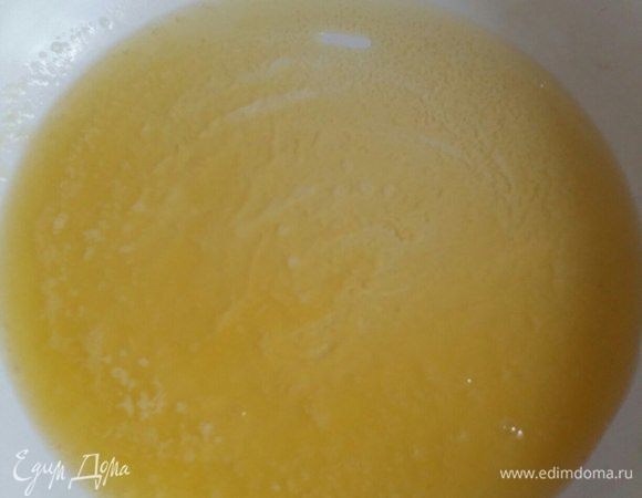 Налить в сковороду растительное масло, разогреть, добавить сливочное масло. 