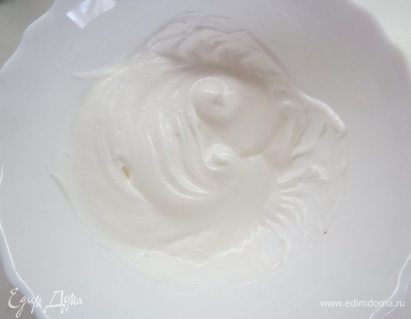 Готовим шоколадный бисквит с сыром бри.
20 г яичных белков взбиваем с 20 г сахара до устойчивых пиков.