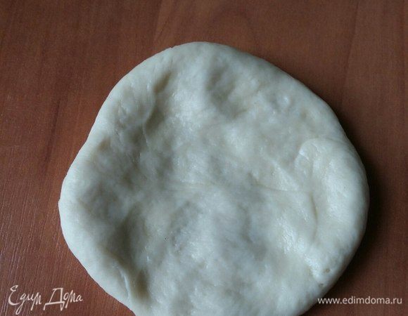 Раскатать в лепешку. Можно скалкой, можно руками. 