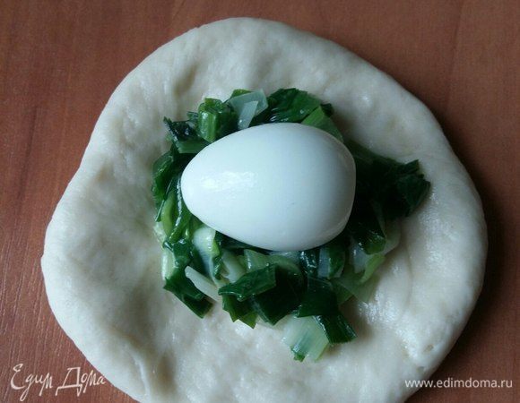 Положить 1ст. л. начинки, сверху перепелиное яйцо.