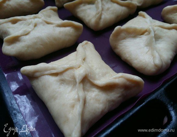 Выложить на противень, застеленный пергаментом или силиконовым ковриком, как у меня. Смазать конвертики яйцом и выпекать 25 минут при температуре 200°С до румяного состояния.