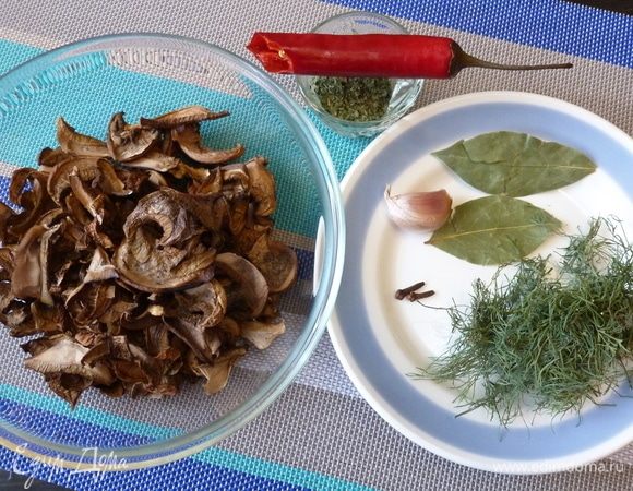 Подготовим продукты для ароматного порошка. У меня грибы уже сухие, с прошлого года. Здесь моховики, подосиновики, немного белых. Для новых грибов еще рановато, по крайней мере у нас на Севере. Петрушка и укроп тоже сухие, сушила все сама :) Для сушки грибов и зелени сушилка Ezidri — просто идеальная помощница!