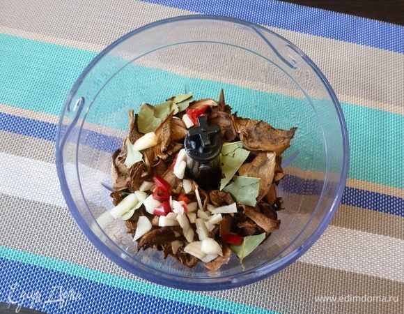 В чашу блендера кладем сухие грибы, лавровый лист, кусочки чили, нарезанный чеснок.