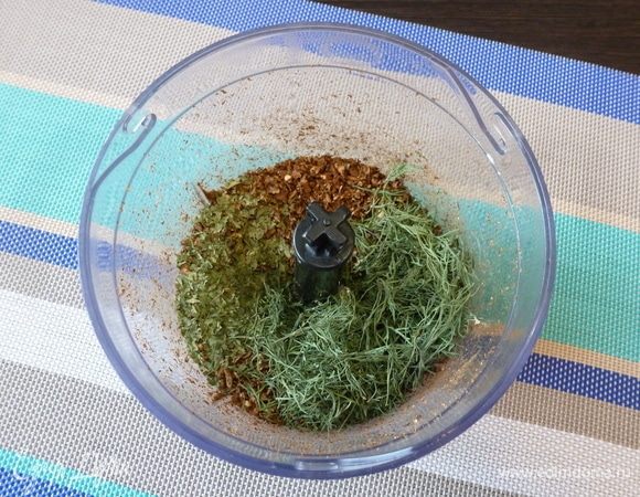 Измельчаем как можно мельче. Добавляем сухую петрушку и укроп и измельчаем еще раз.