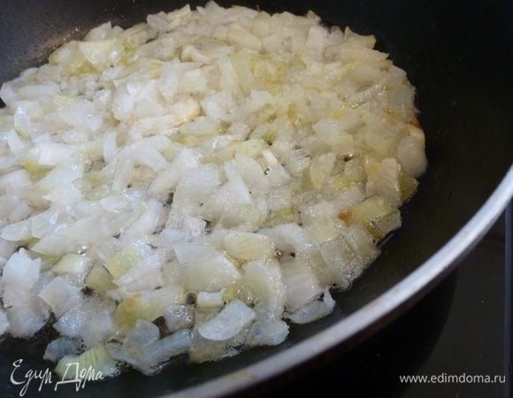 Лук мелко нарежем и обжарим на сливочном масле до прозрачности.