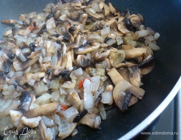 Шампиньоны нарежем и добавим к луку. Когда грибы обмякнут, посолим по вкусу, вольем лимонный сок и добавим чили.