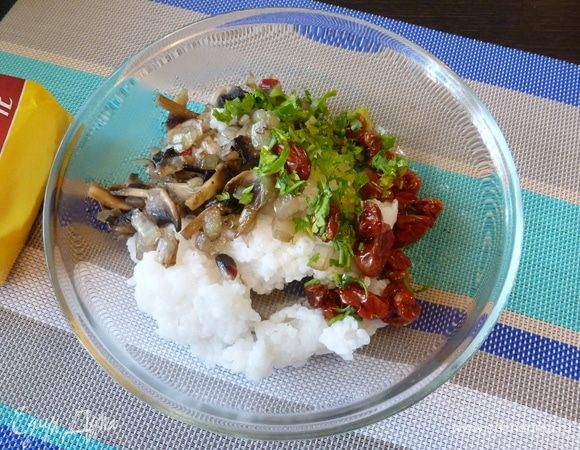 Теперь приготовим начинку для карасей. Смешаем рис, лук с грибами, вяленые томаты и мелко нарубленную петрушку. У меня вяленые черри, я их не разрезала, а если помидорки крупные, то лучше нарезать на кусочки.