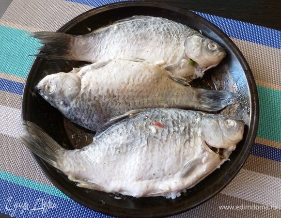 Выкладываем карасей на противень, сбрызнем растительным маслом. Отправляем в духовку на 45-50 минут при температуре 190°С.