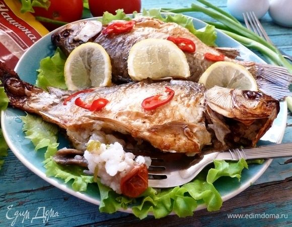 Сочная, сладкая рыбка с рисовой начинкой готова! Зовем всех к столу на ужин. Подадим овощной салат, зелень, дольки лимона.
Приятного аппетита!