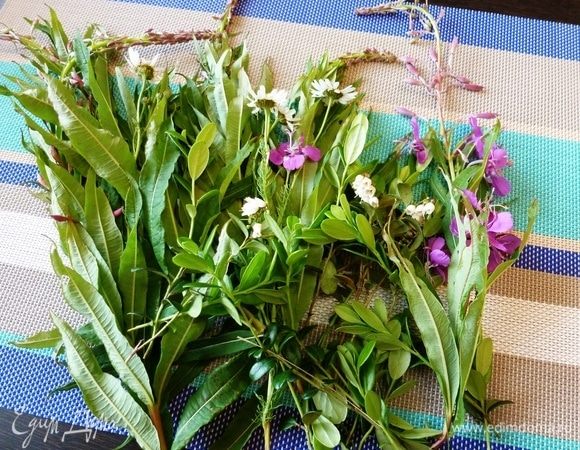 Помоем иван-чай, стряхнем воду и оставим траву на некоторое время обсохнуть и подвянуть.