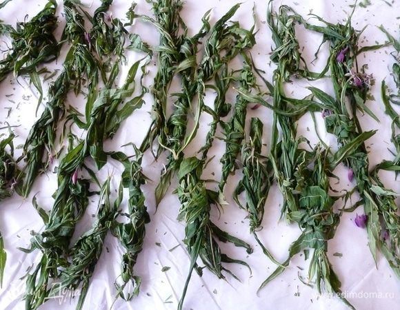 Чтобы чай был вкусный и ароматный, необходимо траву ферментировать. Берем несколько листиков и трем между ладошками, как бы скручивая в жгутики (или шарики). Выделяется сок и листочки темнеют.