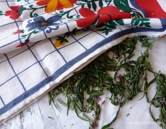 Для процесса ферментации накроем скрученные листики влажным полотенцем и оставим на 4-6  часов. 