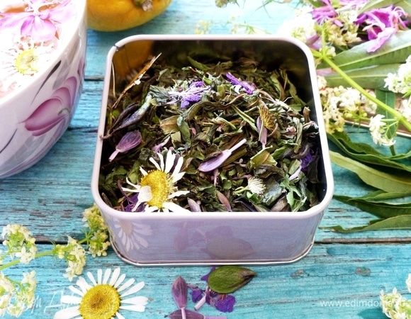 Завариваем чай из расчета 2-3 чайные ложки на 0,5 литра воды. Заливаем горячей водой и настаиваем 7-10 минут. К чаю можно подать вместо сахара сладкие сухофрукты, мед. 