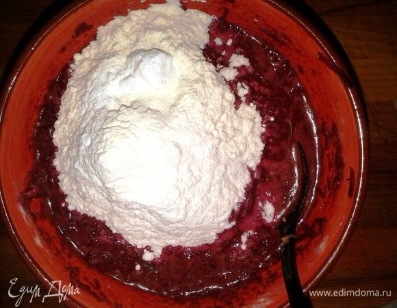 В однородную массу добавляем муку и соду. Перемешиваем. 