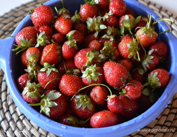 Клубнику помыть, почистить.