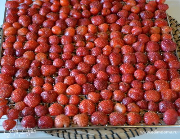 Разрезать пополам и выложить на решетку срезом вниз.