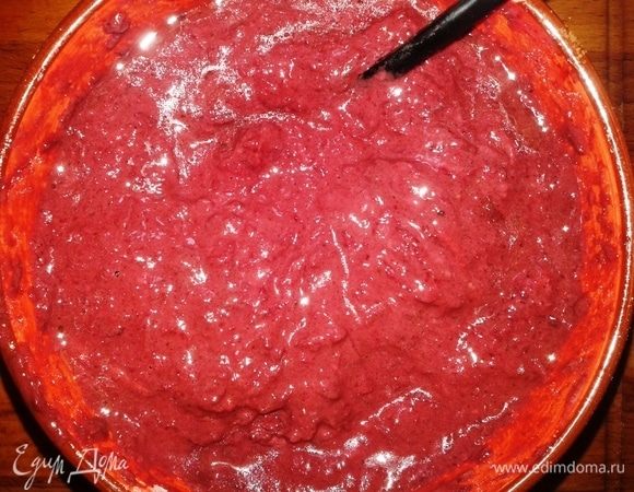 Тесто получается густым, но все же в нем преобладает свекла, а не мука. Пробуем на вкус. Может, нам захочется добавить еще какую-нибудь специю.