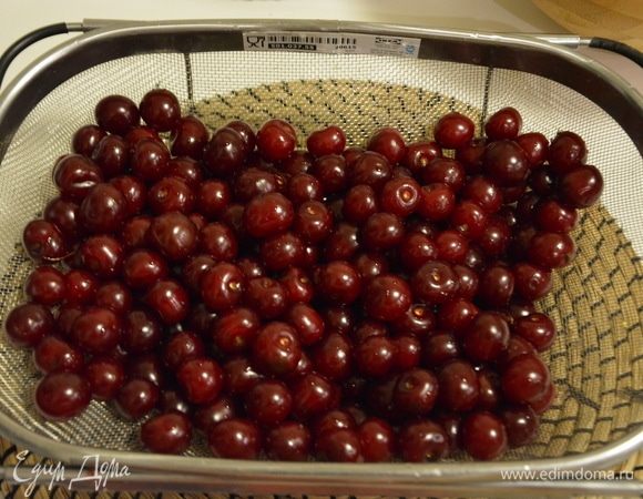 Вишню помыть, перебрать.