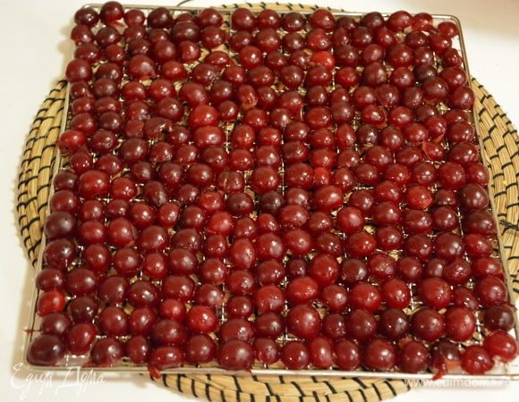 Удалить косточки. У меня нет специального прибора для удаления косточек, я удаляла, разрезая вишню пополам ножом. Выложить половинки на решетку срезом вниз.