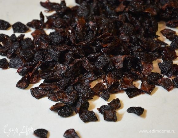 Вишня получается гибкой, с кислинкой. Можно добавлять в мясные блюда. Я уже пробовала тушить утку с сушеной вишней, получилось очень вкусно. 