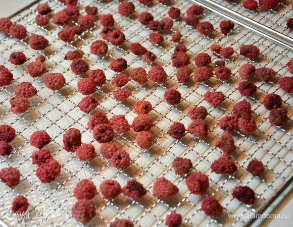 Сушить при температуре 50°С по 24 часа. Я сушила 2 дня по 12 часов с перерывом.
Землянику сушила так же, как и малину, только не на решетке, а на листах с дырочками.