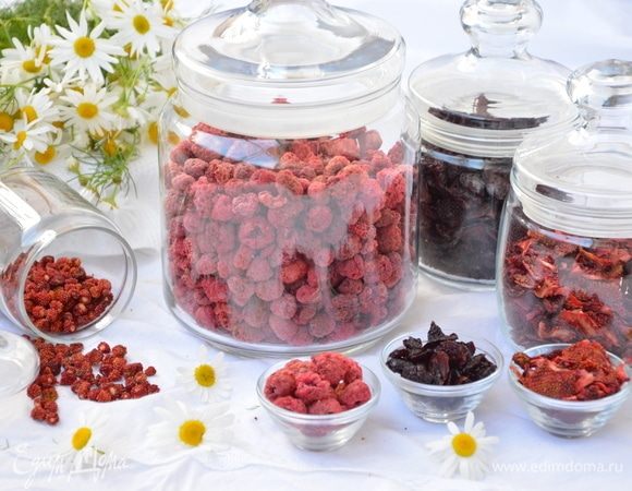 Все ягоды нужно хранить в стерилизованных банках с крышкой в темном сухом прохладном месте.
