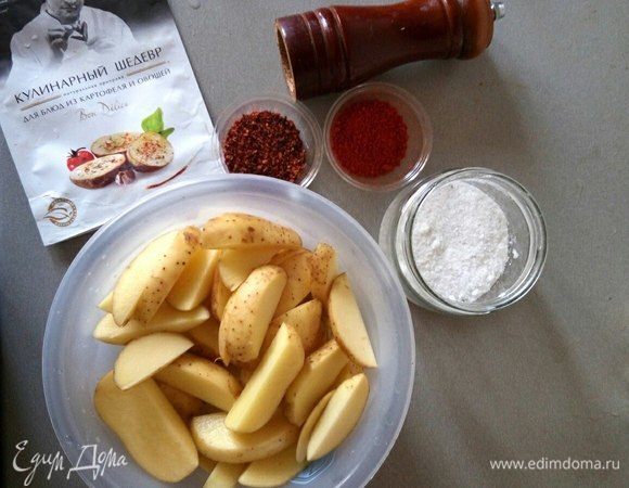 Разрезаю картофель на 4-6 частей.
Если у вас маленькая, то и пополам можно:)
И кладу их в глубокую миску или кастрюльку.