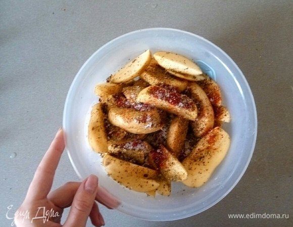 Засыпаю к картошке свои любимые специи и добавляю растительное масло 2-3 ст. л., тщательно вымешиваю и выкладываю на фольгу/пергамент, смазанную растительным маслом!! Фольгу беру для того, чтобы потом не отмывать сильно противень, а смазывать необходимо для того, чтобы картошка не прилипла. 
И да, выбирайте приправы по вкусу, не смотрите, что у кого лежит, вы же это кушать будете, а мало ли, вам паприка не нравится, так что не ровняйтесь на других, учитывайте только свои вкусовые предпочтения :)