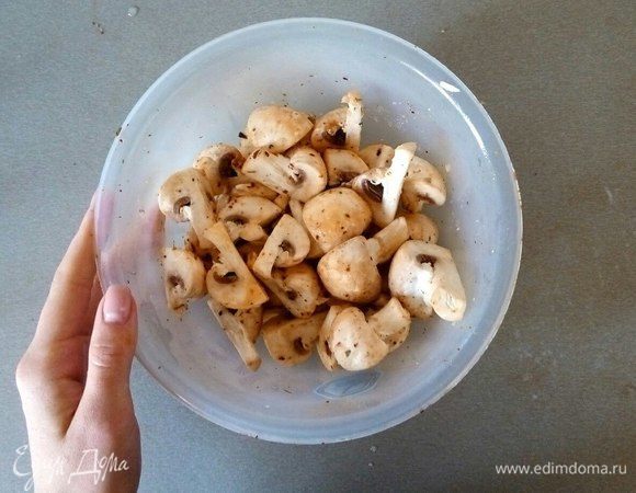 В эту же миску/кастрюлю кладу грибы, порезанные на 4 части (маленькие на 2 части).
Т.к. по стенкам миски остались еще специи, то добавлять что-то еще не нужно, я только сверху присыпаю солью и перемешиваю.
Выкладываю к картошке.