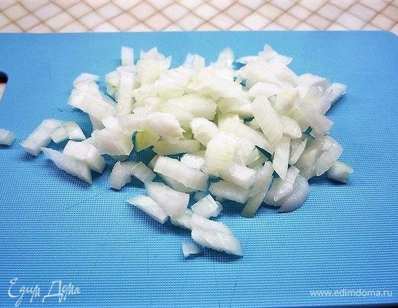 Луковицу мелко нарезаем.