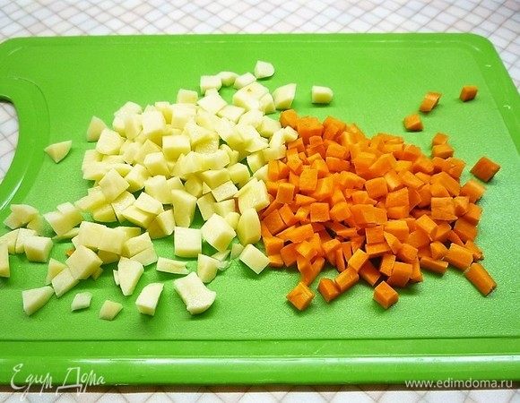 Картофель и морковь нарезаем маленькими кубиками.