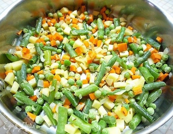 Добавляем в сковороду морковь, картофель, стручковую фасоль, горошек, перемешиваем и обжариваем овощи в течение 7 минут.