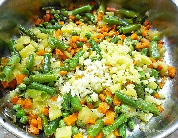 Добавляем измельченные имбирь и чеснок, перемешиваем и обжариваем еще 2 минуты.