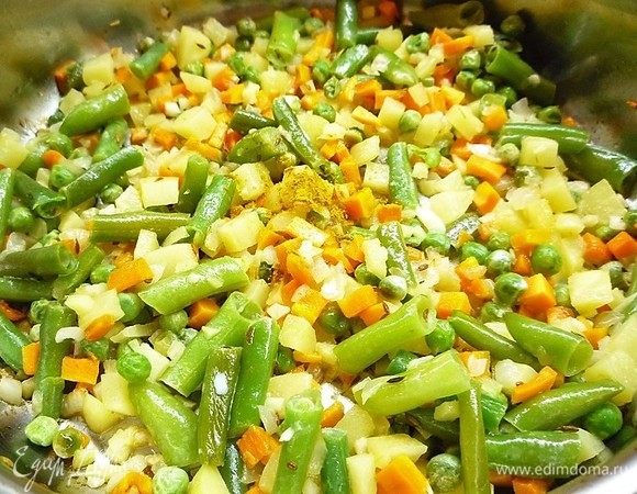 Вливаем молоко, всыпаем шафран, солим по вкусу и доводим до кипения.