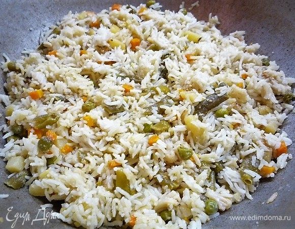 Перед подачей рис перемешиваем. Подаем на стол горячим, посыпав свежей зеленью. К плову можно подать свежие овощи.